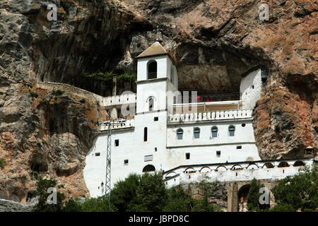 Das Kloster Manastir Ostrog Suedlich von Niksic in Montenegro Im Balkan bin Mittelmeer in Europa. Stockfoto