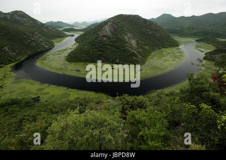 Die Landschaft Bei Rijeka Crnojevica Mit Dem Fluss Rijeka Crnojevica bin Westlichen Ende des Skadarsko Jezero sehen Oder Skadarsee in Zentral Montenegro in Montenegro Im Balkan bin Mittelmeer in Europa. Stockfoto