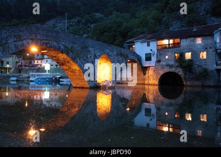 Die Landschaft Mit der Steinbruecke von Rijeka Crnojevica Mit Dem Fluss Rijeka Crnojevica bin Westlichen Ende des Skadarsko Jezero sehen Oder Skadarsee in Zentral Montenegro in Montenegro Im Balkan bin Mittelmeer in Europa. Stockfoto