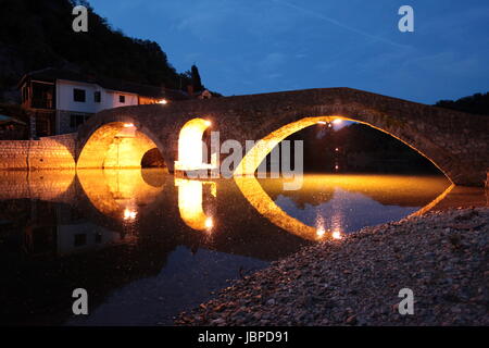 Die Landschaft Mit der Steinbruecke von Rijeka Crnojevica Mit Dem Fluss Rijeka Crnojevica bin Westlichen Ende des Skadarsko Jezero sehen Oder Skadarsee in Zentral Montenegro in Montenegro Im Balkan bin Mittelmeer in Europa. Stockfoto