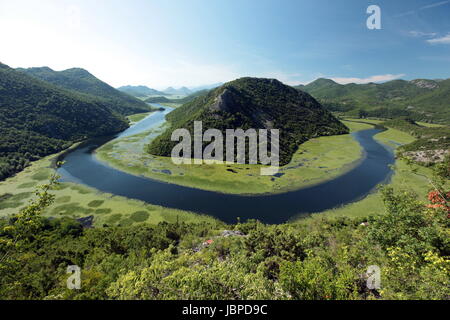 Die Landschaft Bei Rijeka Crnojevica Mit Dem Fluss Rijeka Crnojevica bin Westlichen Ende des Skadarsko Jezero sehen Oder Skadarsee in Zentral Montenegro in Montenegro Im Balkan bin Mittelmeer in Europa. Stockfoto