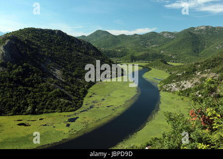 Die Landschaft Bei Rijeka Crnojevica Mit Dem Fluss Rijeka Crnojevica bin Westlichen Ende des Skadarsko Jezero sehen Oder Skadarsee in Zentral Montenegro in Montenegro Im Balkan bin Mittelmeer in Europa. Stockfoto