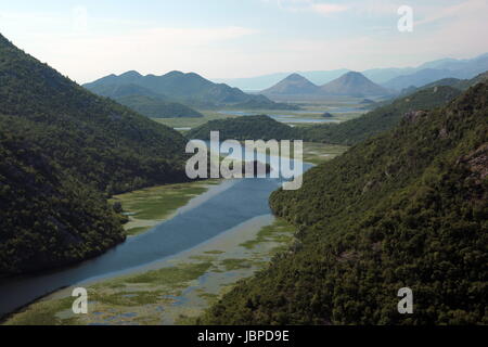 Die Landschaft Bei Rijeka Crnojevica Mit Dem Fluss Rijeka Crnojevica bin Westlichen Ende des Skadarsko Jezero sehen Oder Skadarsee in Zentral Montenegro in Montenegro Im Balkan bin Mittelmeer in Europa. Stockfoto