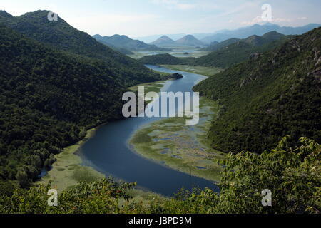 Die Landschaft Bei Rijeka Crnojevica Mit Dem Fluss Rijeka Crnojevica bin Westlichen Ende des Skadarsko Jezero sehen Oder Skadarsee in Zentral Montenegro in Montenegro Im Balkan bin Mittelmeer in Europa. Stockfoto