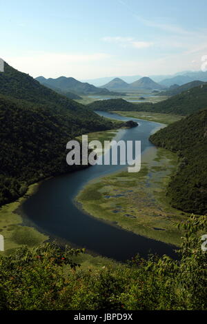 Die Landschaft Bei Rijeka Crnojevica Mit Dem Fluss Rijeka Crnojevica bin Westlichen Ende des Skadarsko Jezero sehen Oder Skadarsee in Zentral Montenegro in Montenegro Im Balkan bin Mittelmeer in Europa. Stockfoto