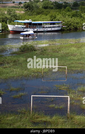 Die Landschaft Mit Einem Fussball Platz bin Ufer des Skadar See Oder Skadarsko Jezero in Virpazar in Montenegro in Europa. Stockfoto