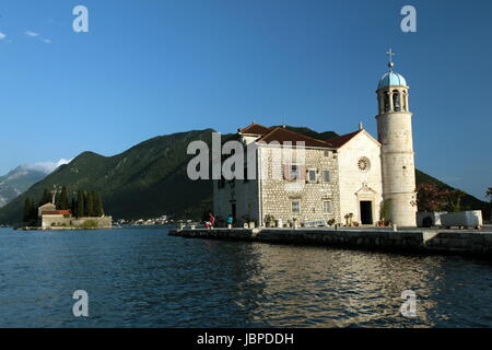 Sterben, Klosterinsel Und Insel Gospa Od Skrpjela Vor Persat in der inneren Bucht von Kotor in Montenegro Im Balkan bin Mittelmeer in Europa. Stockfoto