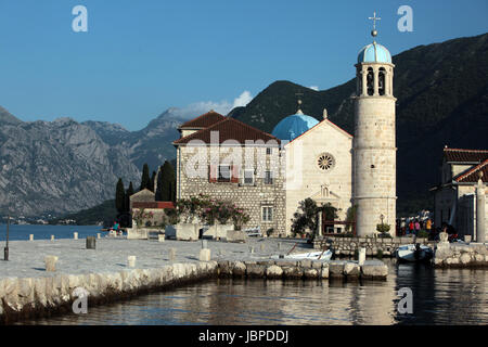 Die Insel Skrpjela Vor Dem Dorf Persat in der Bucht von Kotor in Montenegro Im Mittelmeer bin Balkan in Europa. Stockfoto