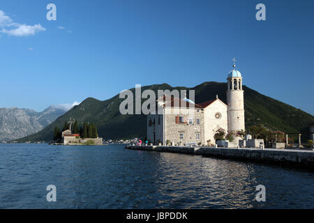 Die Insel Skrpjela Vor Dem Dorf Persat in der Bucht von Kotor in Montenegro Im Mittelmeer bin Balkan in Europa. Stockfoto