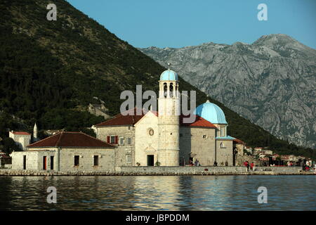 Sterben, Klosterinsel Und Insel Gospa Od Skrpjela Vor Persat in der inneren Bucht von Kotor in Montenegro Im Balkan bin Mittelmeer in Europa. Stockfoto