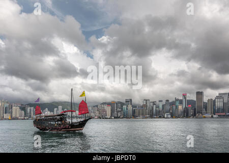 HONG KONG, CHINA - Mai 19: Berühmte Aqua Luna Boot Segel auf den Victoria Harbour in Hongkong, China am 19. Mai 2014. Stockfoto