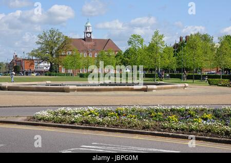 Blick auf Broadway, das Rathaus, Letchworth Garden City, Hertfordshire. Stockfoto