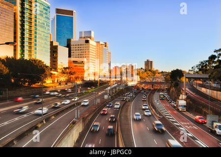 Morgen Stadtverkehr auf Warringan Autobahn in Sydney zwischen North Sydney Hochhäuser-tägliche Communters. Stockfoto