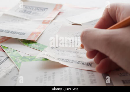 Coquitlam BC Kanada - 31. Mai 2014: Frau vorbereiten, einen Lottoschein zu unterzeichnen. Der Britisch-Kolumbien Lottery Corporation hat Regierung sanktionierte Lotterie Spiele in Britisch-Kolumbien seit 1985 zur Verfügung gestellt. Stockfoto