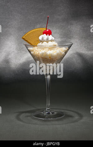 Vanille-Eis in einem Martiniglas mit mit Waffel-Dekoration Stockfoto