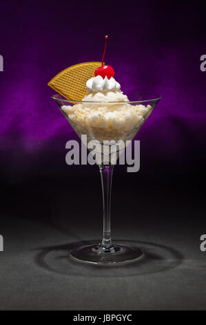Vanille-Eis in einem Martiniglas mit mit Waffel-Dekoration Stockfoto