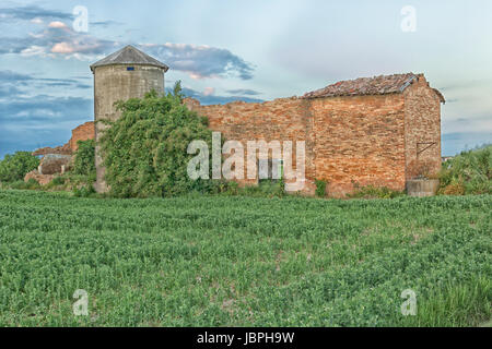 Ruinen der alten Bauer Häuser und Scheunen in italienischen Landschaft im Frühling Stockfoto