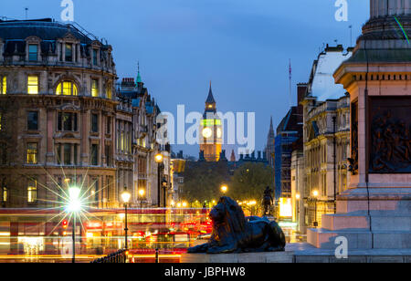 Löwen London Trafalgar Square und Big Ben Turm im Hintergrund, London, UK Stockfoto