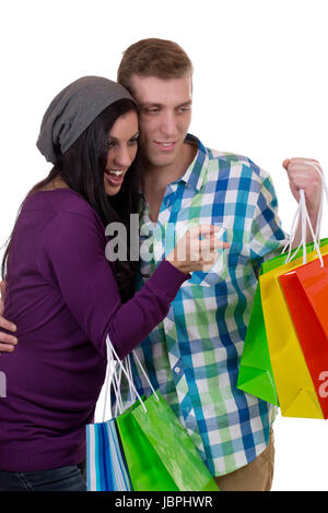 Ein Junges Pärchen suchen Etwas Beim Shopping, Isoliert Vor Einem Weissen Hintergrund Stockfoto