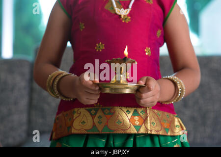 Diwali oder Deepavali Foto mit Mädchen Händchen halten Öllampe während Festival des Lichts. Stockfoto