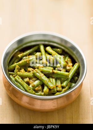 Nahaufnahme einer Schüssel vegetarische indische lange Bohne Masala curry Stockfoto