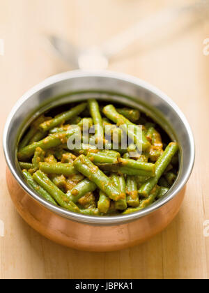 Nahaufnahme einer Schüssel vegetarische indische lange Bohne Masala curry Stockfoto