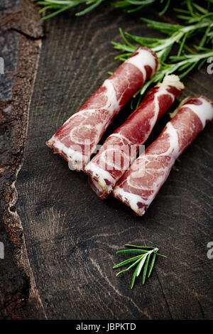 Coppa Schweineschinken Kragen. Aufschnitt auf Holz. Rustikale Schinken Schinken Stockfoto