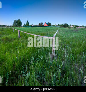 Red House und Holzzaun in traditionellen russischen Dorf in der Nähe von Moskau, Russland Stockfoto