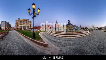 Panorama der Manege-Platz und Kreml am Abend, Moskau, Russland Stockfoto