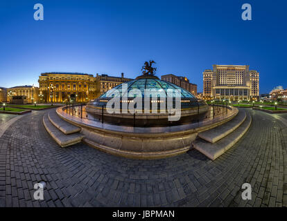 Panorama der Manege-Platz am Abend, Moskau, Russland Stockfoto