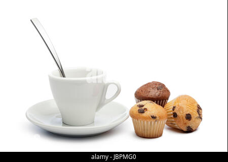 kleine Muffins mit Tasse Kaffee, auf weißem Hintergrund Stockfoto