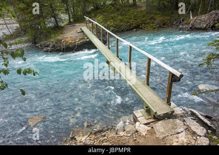 Fussgängerbrücke in Kinney Wohnungen auf Berg-See-Wanderweg Mount Robson Rocky Mountains in British Columbia Kanada Stockfoto