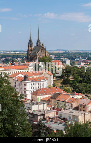 Panoramablick auf die Stadt Brünn in der Tschechischen Republik. Kathedrale St. Peter und Paul. Stockfoto