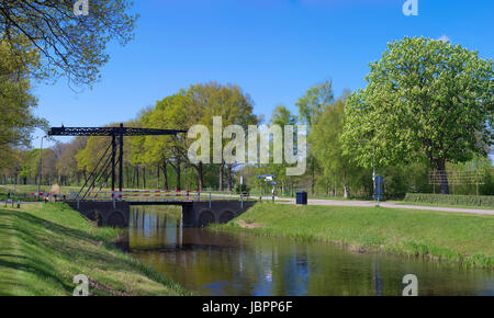 kleine Zugbrücke über einen Kanal in den Niederlanden Stockfoto