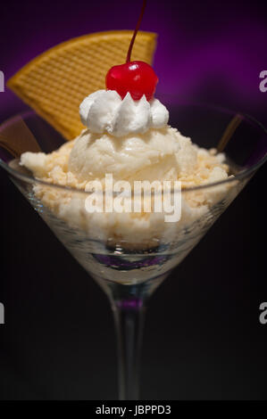 Schwarzwaelder Kirsch-Eis in einem Martiniglas mit mit Waffel-Dekoration Stockfoto