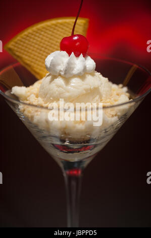Schwarzwaelder Kirsch-Eis in einem Martiniglas mit mit Waffel-Dekoration Stockfoto