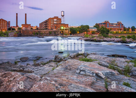 Schönen Blick Uptown Columbus, Georgia am Chattahoochee River in der Abenddämmerung von der felsigen Küste von Phenix City, Alabama. (USA) Stockfoto