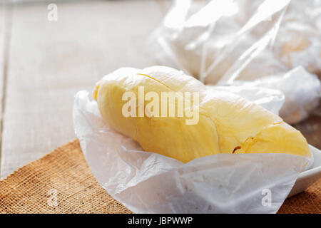 Durian in einer Schale auf Holzboden. Stockfoto