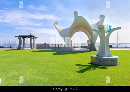 Die Pacific-Portal, aka Shelter Island Pavillon am Point Loma in San Diego, Kalifornien, Vereinigte Staaten von Amerika. Eine architektonische gewölbt Kunst Struktur mit Mosaik Fliesen Decke und Wege. Stockfoto