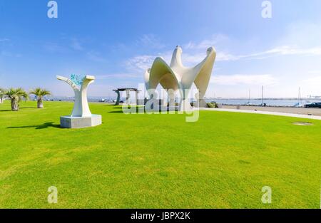 Die Pacific-Portal, aka Shelter Island Pavillon am Point Loma in San Diego, Kalifornien, Vereinigte Staaten von Amerika. Eine architektonische gewölbt Kunst Struktur mit Mosaik Fliesen Decke und Wege. Stockfoto