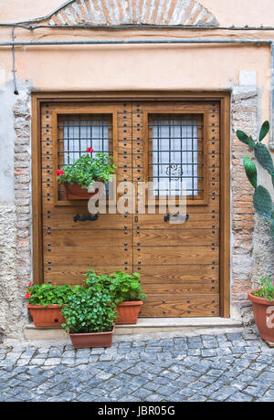 Holztür. Civita Castellana. Lazio Rom. Italien. Stockfoto