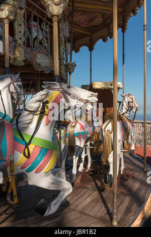 Fahrt auf einem Jahrhunderte alten Karussell im Vergnügungspark Tibidabo bietet atemberaubenden Panoramablick über Barcelona Stockfoto