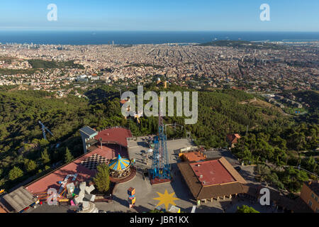 Stadtbild von Barcelona vom Tibidabo, Spanien am längsten laufende Vergnügungspark und Europas drittälteste gesehen. Stockfoto