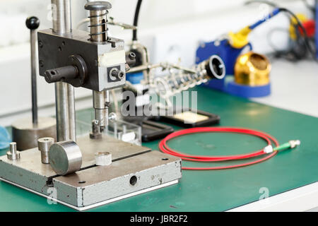 Foto von Elektronik Geräte Montagearbeitsplatz mit notwendigen Werkzeuge Stockfoto