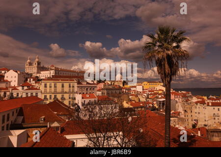 In der Innenstadt der Hauptstadt Lissabon in Portugal sterben sterben Uebersicht deutschen Altstadt von Alfama. Stockfoto