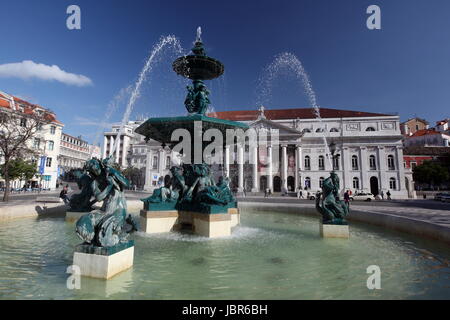 Der Platz Rossio Mit Dem National Theater in der Altstadt von Lissabon in Portugal. Stockfoto