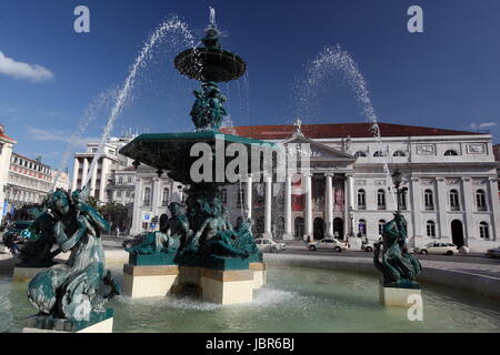 Der Rossio Platz Mit Dem Nationaltheater in der Innenstadt der Hauptstadt Lissabon in Portugal. Stockfoto