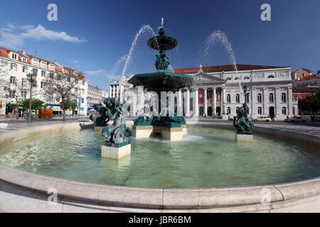 Der Platz Rossio Mit Dem National Theater in der Altstadt von Lissabon in Portugal. Stockfoto