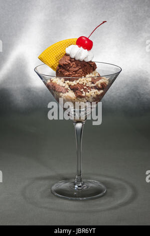Schwarzwaelder Kirsch-Eis in einem Martiniglas mit mit Waffel-Dekoration Stockfoto