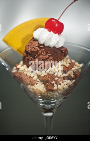 Schwarzwaelder Kirsch-Eis in einem Martiniglas mit mit Waffel-Dekoration Stockfoto